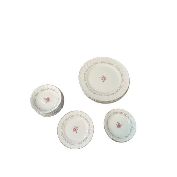 Royal Swirl pattern dinner plate by Fine China of Japan - Picture 1 of 3